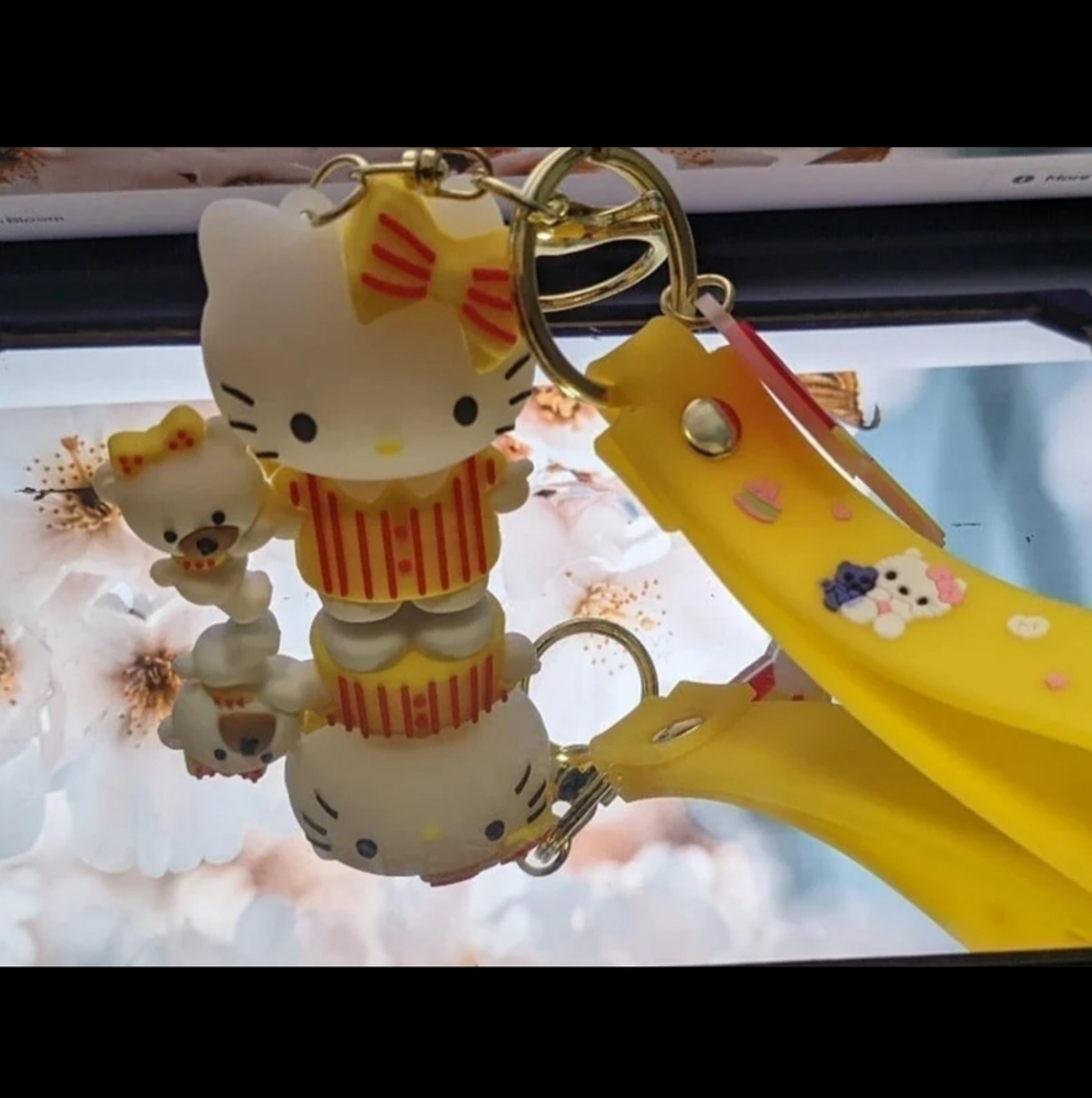 Hello Kitty keychain - Picture 2 of 4